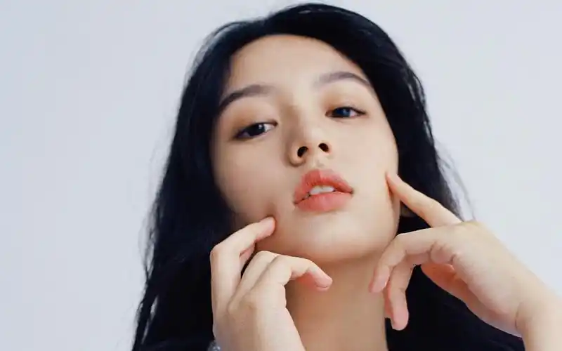 周也清秀甜美写真桌面壁纸