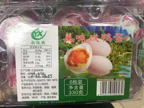 购买食品时,首先先看清生产日期和保质期,以免购买过期食品,食用过期