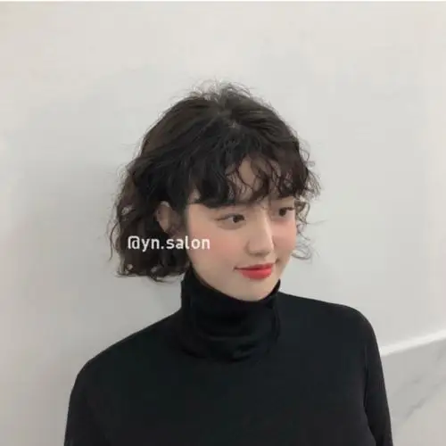 泰迪卷短发女生图