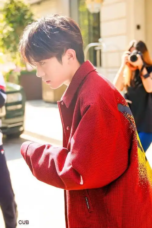 手#易烊千玺无袖白背心##四字 易烊千玺 yyqx 四字弟弟#易烊千玺超话