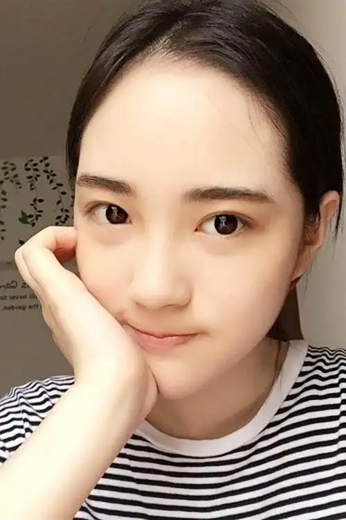 赵嘉敏手机壁纸下载赵嘉敏拿着枫叶拍的照片