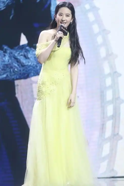 刘亦菲的衣品不敢恭维穿白色斜肩开叉裙略显魁梧还好颜值高