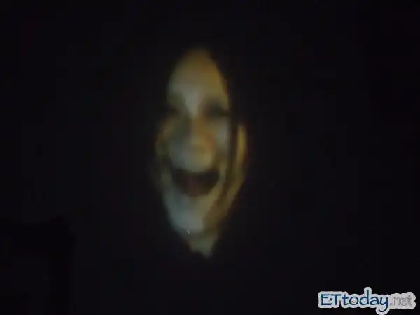 马桶伸出鬼手! 「恐惧研究所」贞子鬼影爬出井口