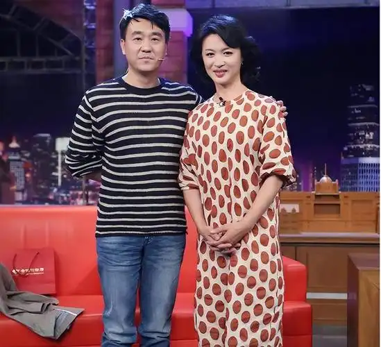 演员何冰为何结婚几十年0绯闻看看妻子是谁就知道了