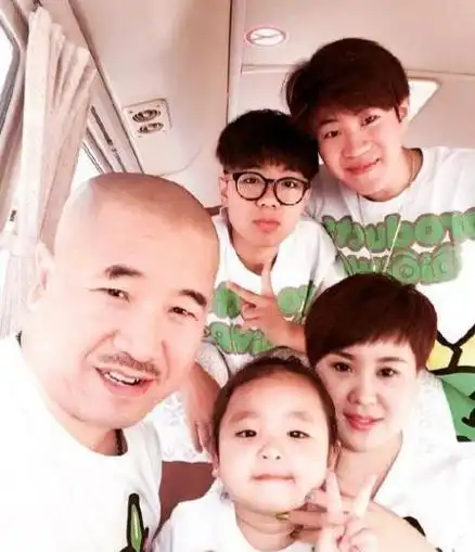 王小利隐藏18年老婆曝光,比王小利小11岁,原来是谢广坤女儿_网易订阅