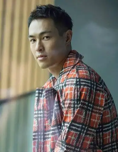 尤其是当 高颧骨搭配较长的中庭,让人看起来比较成熟和成人,而不是更"