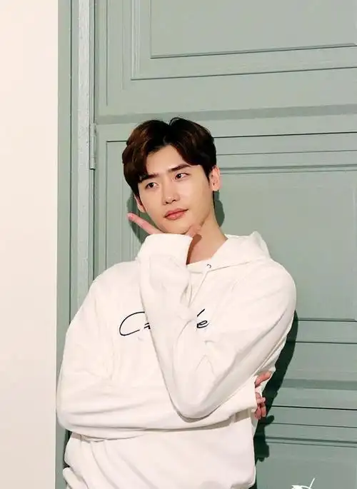 李钟硕海报匠人的实力蜜汁微笑太甜了