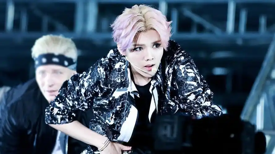 鹿晗演唱会高清帅气图片桌面壁纸