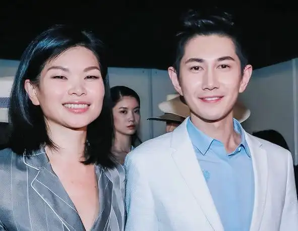 37岁吕燕近照,老公原来是我们熟悉的他,难怪儿子颜值能逆袭