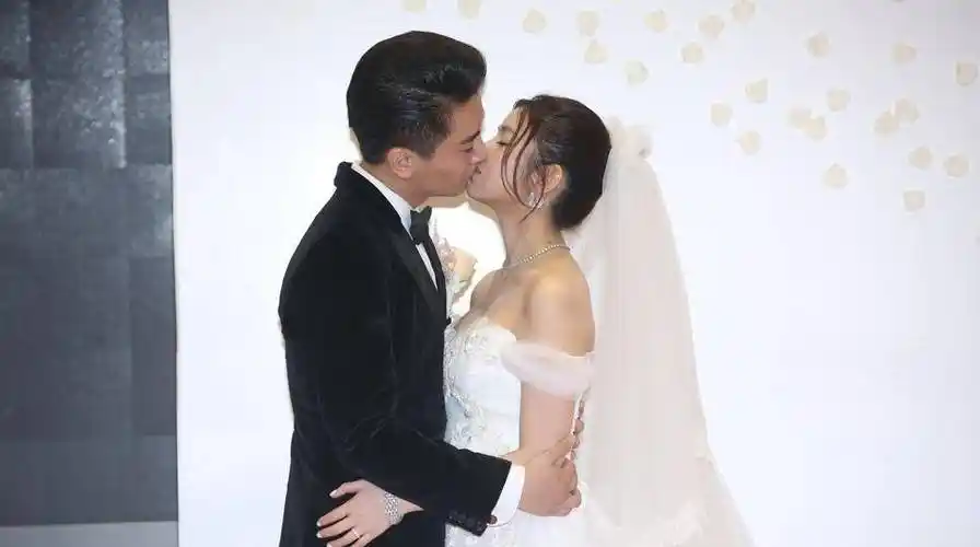 总被传与陈晓婚姻?妍希,请问你在结婚之后有没有感到一丝丝的后悔呢?