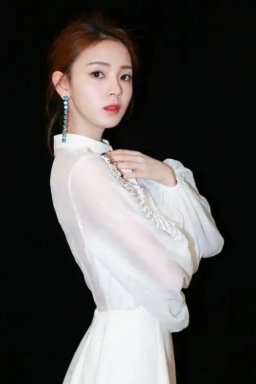 陈瑶白色连身裙出席活动 仙美灵动甜如画