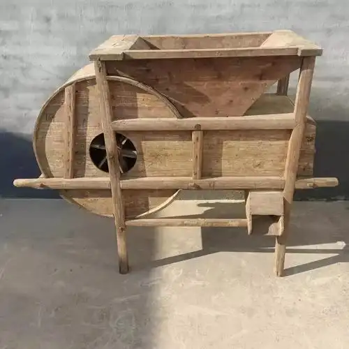 5,镰刀:专门用来收割水稻的一种刀具,现如今有收割机机械收割,已经