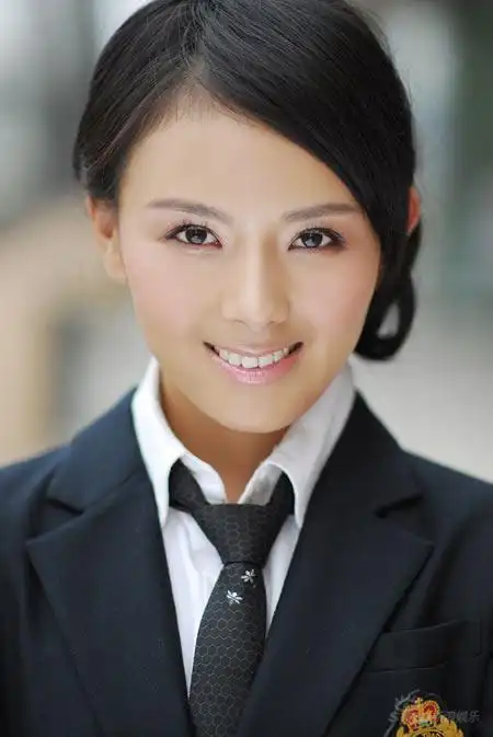 曹艳完美诠释制服诱惑 形象清纯俏丽动人(组图)