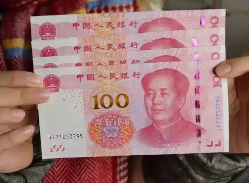 女子1次取出3张疑似错版土豪金百元新钞
