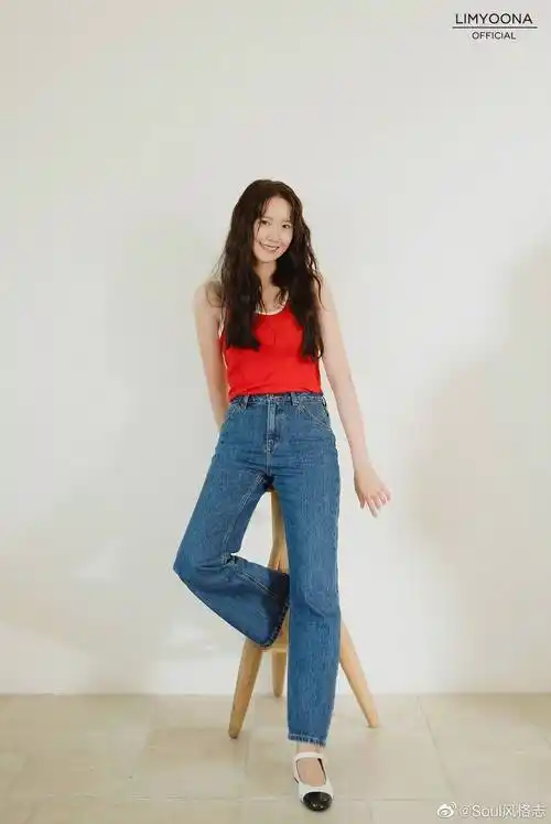 林允儿身穿红色无袖上衣,搭配蓝色牛仔裤,她俏脸清丽,眉清目秀,唇红齿