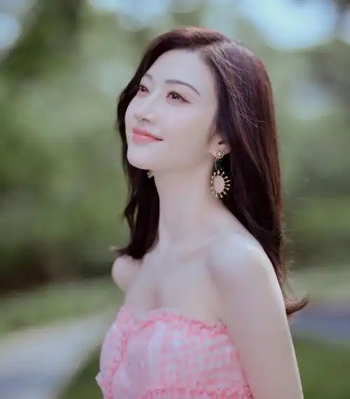 景甜新造型曝光牛奶肌白到发光穿粉色裙子被吐槽过于廉价