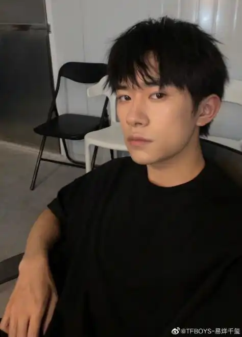 易烊千玺晒自拍庆开通微博8周年手臂汗毛瞩目