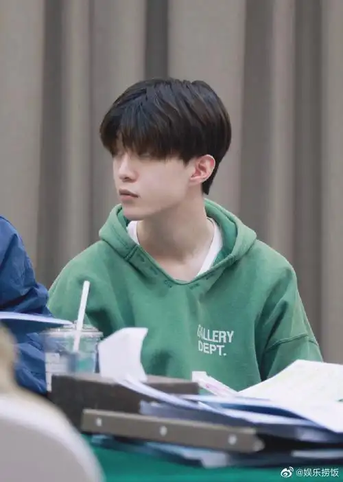 范丞丞剧组日常素颜照##范丞丞剧组日常随拍