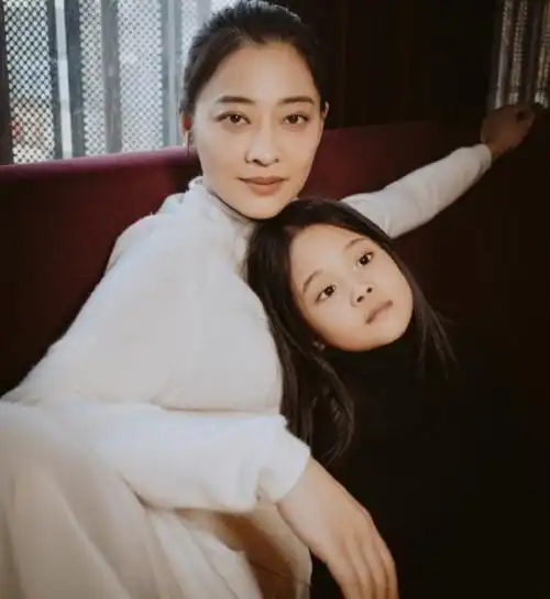 回顾曾剑娶二婚梅婷为妻婚后把她宠成宝儿女双全幸福美满