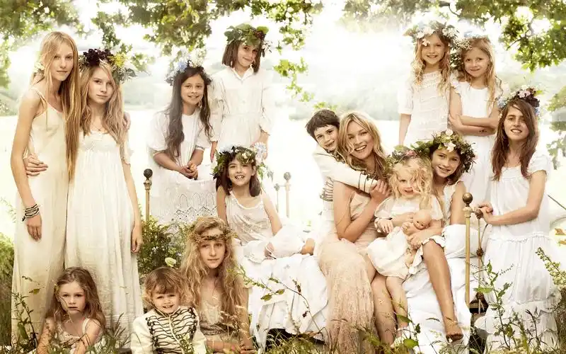 壁纸 可爱的男孩和女孩开心合影