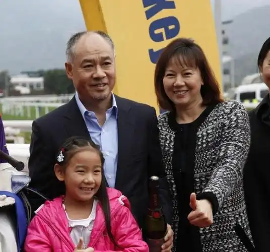 李宁和妻子同框似两辈人仅差2岁一个秃顶老爷爷一个优雅姐姐