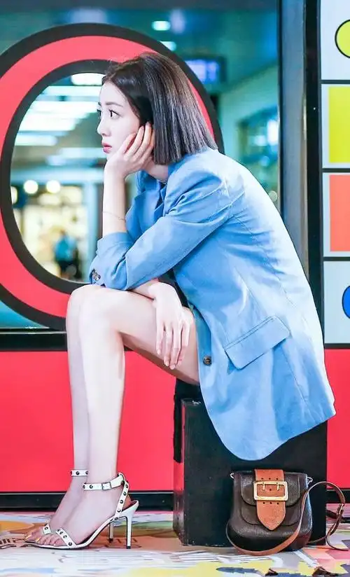 李溪芮不简单呀穿这么紧的瑜伽裤秀美腿就连杨幂都自愧不如了