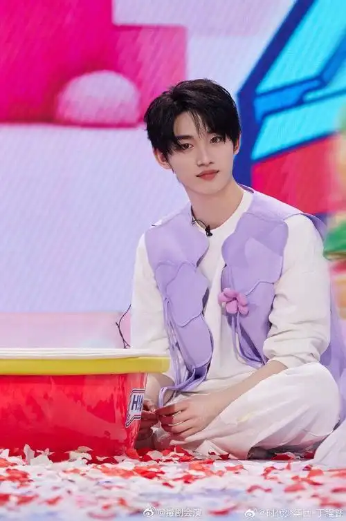 丁程鑫春日多巴胺穿搭我们小丁真的别太帅气啦