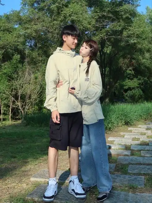 🙎‍♀️身高:163 体重:86斤 上衣:m码
🙍‍♂️身高:180