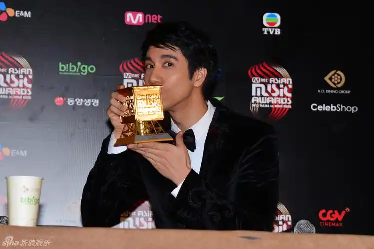 2012mama盛典落幕 鸟叔等亮相获年度大奖