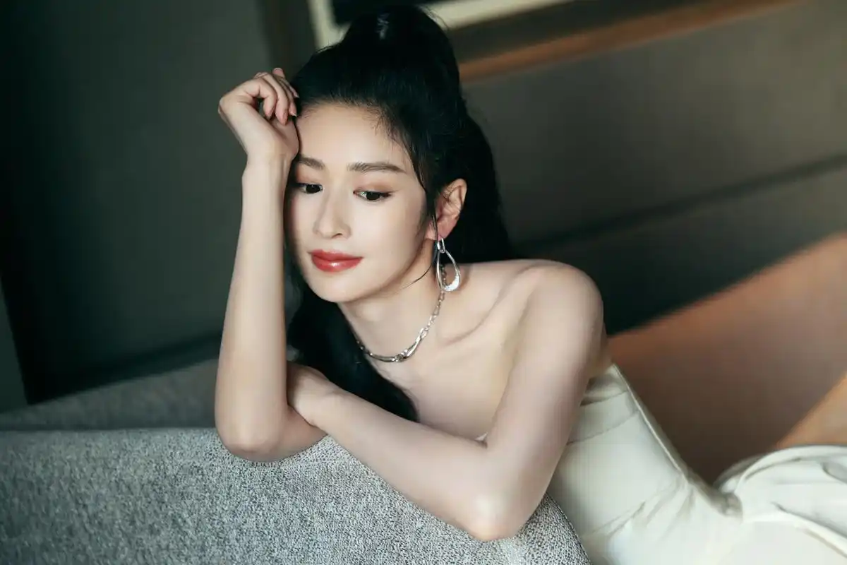 颖儿  白色深v礼服