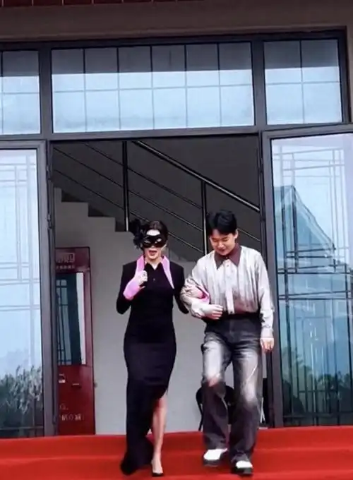 49岁贾静雯现状:腰线绝了像30岁!刘德华的这句话说到大家心里了