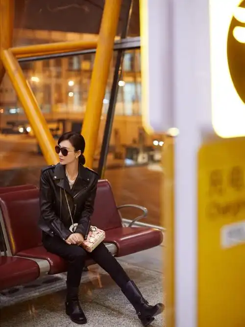 王丽坤成新晋"腿精"!西服配短裙秀美腿,一头短发真御姐