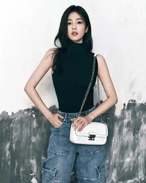 白鹿最新品牌大片 黑色高领背心 工装牛仔裤  高智姐感～好飒#白鹿