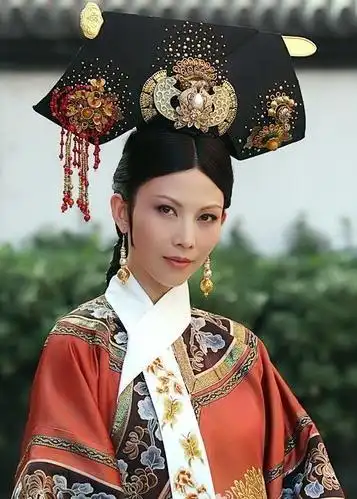 第三位:蔡少芬长相霸气,模样高冷范,古装时候皇后皇后一角给人感觉