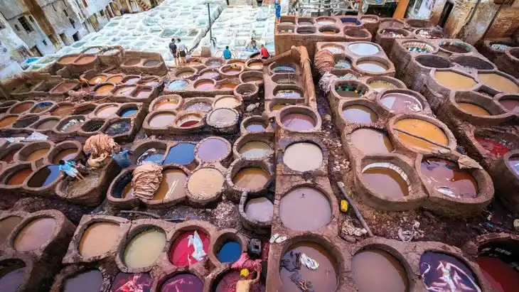 菲斯七彩染缸大家印象:在非斯古城有一个"臭名昭著"的皮革染坊,据说