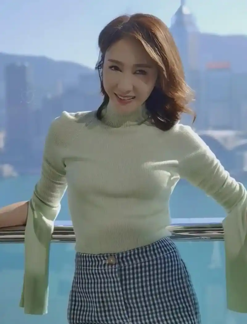 50岁黎姿晒休闲近照 身材皮肤状态极佳