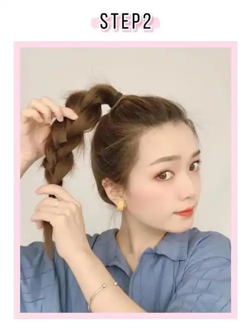 先简简单单的扎个高马尾,记得尽量往头顶扎哦.