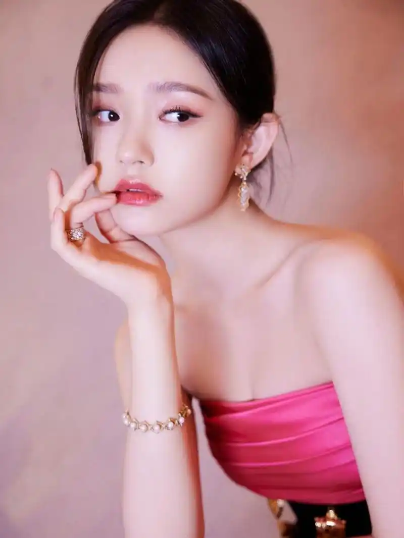 林允拍写真穿搭