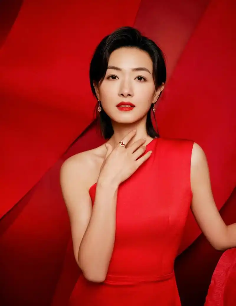 万茜的合影,一个优雅,端庄,大气的女人.[左捂脸]