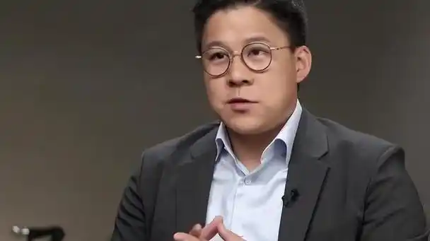 霍启刚仨儿女与叔叔霍启山过周末,打扮朴素简单,同框画面好有爱