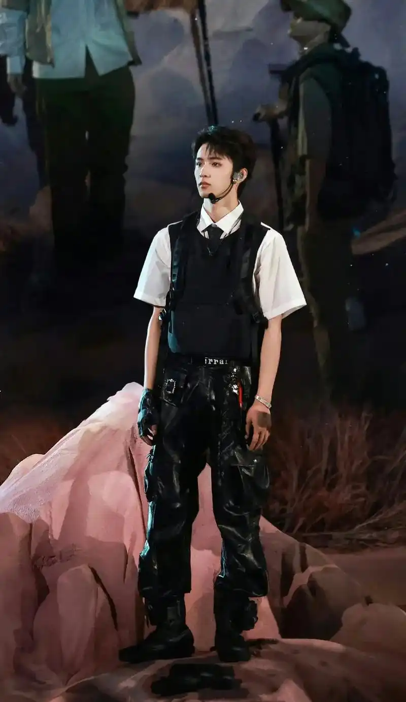 帅炸了!刘耀文舞台照!#时代少年团刘耀文 穿着 #ec - 抖音