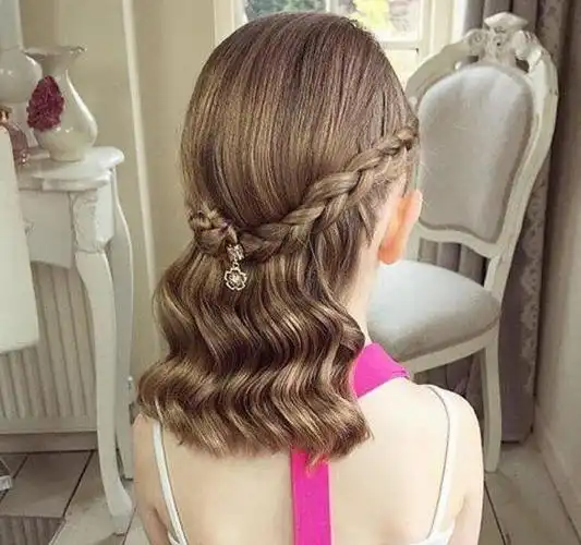 把后侧头发绑两股平行的发辫,用小发饰点缀一下,一款百搭公主头就搞定