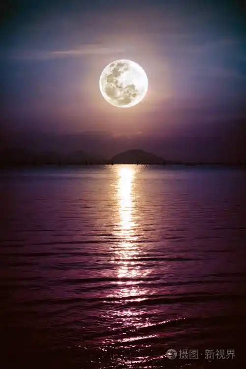 与海到晚满月的浪漫风景月亮在水中的反映
