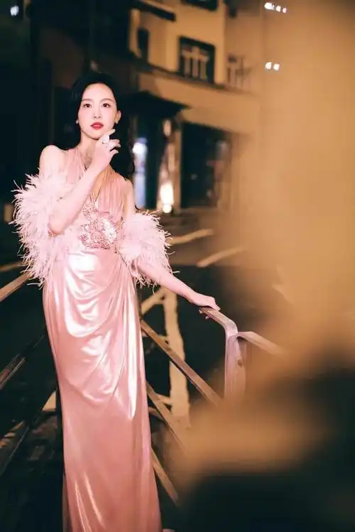 明艳动人不是吹的陈都灵羽毛礼服轻松征服眼球