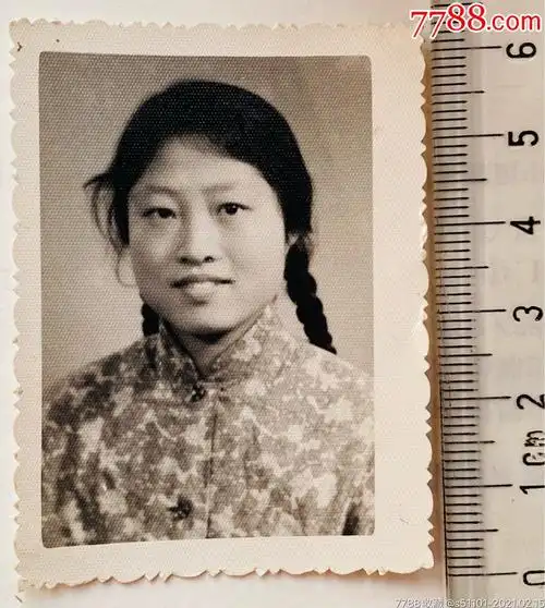 1972年梳麻花辫的姑娘照