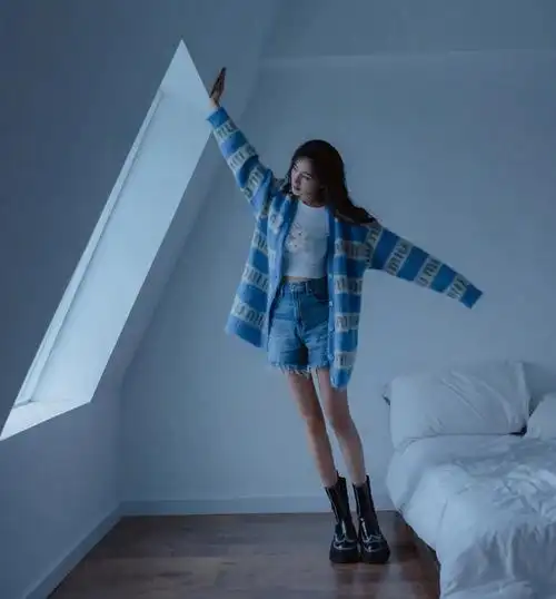 杨幂俏皮穿搭美照,天蓝色毛衣搭配靴子,时尚俏丽!