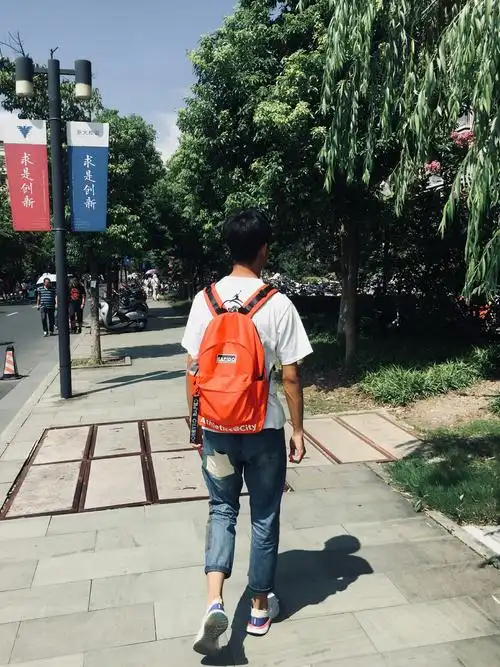 看着他的背影,自己的心中也是思绪万千啊.