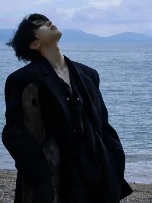 蔡徐坤超话#心动满分的海边氛围感#轻轻柔柔的海风吹拂发丝,@蔡徐坤