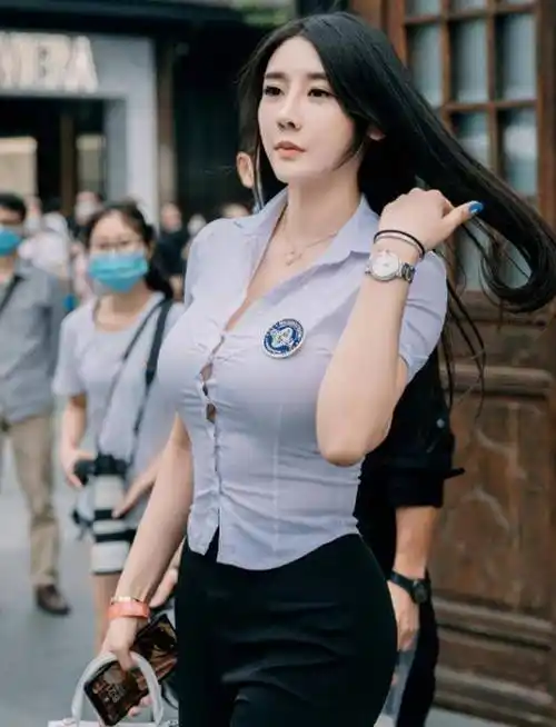 "臀神"刘太阳穿搭风格,大都是传统版,她却抢尽风头,也应该_身材_头衔