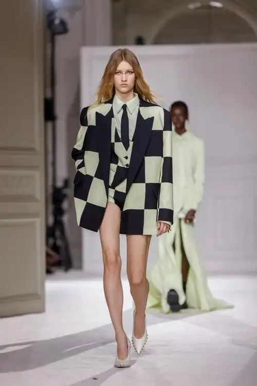 巴黎时装周——华伦天奴品牌时装秀_腾讯新闻